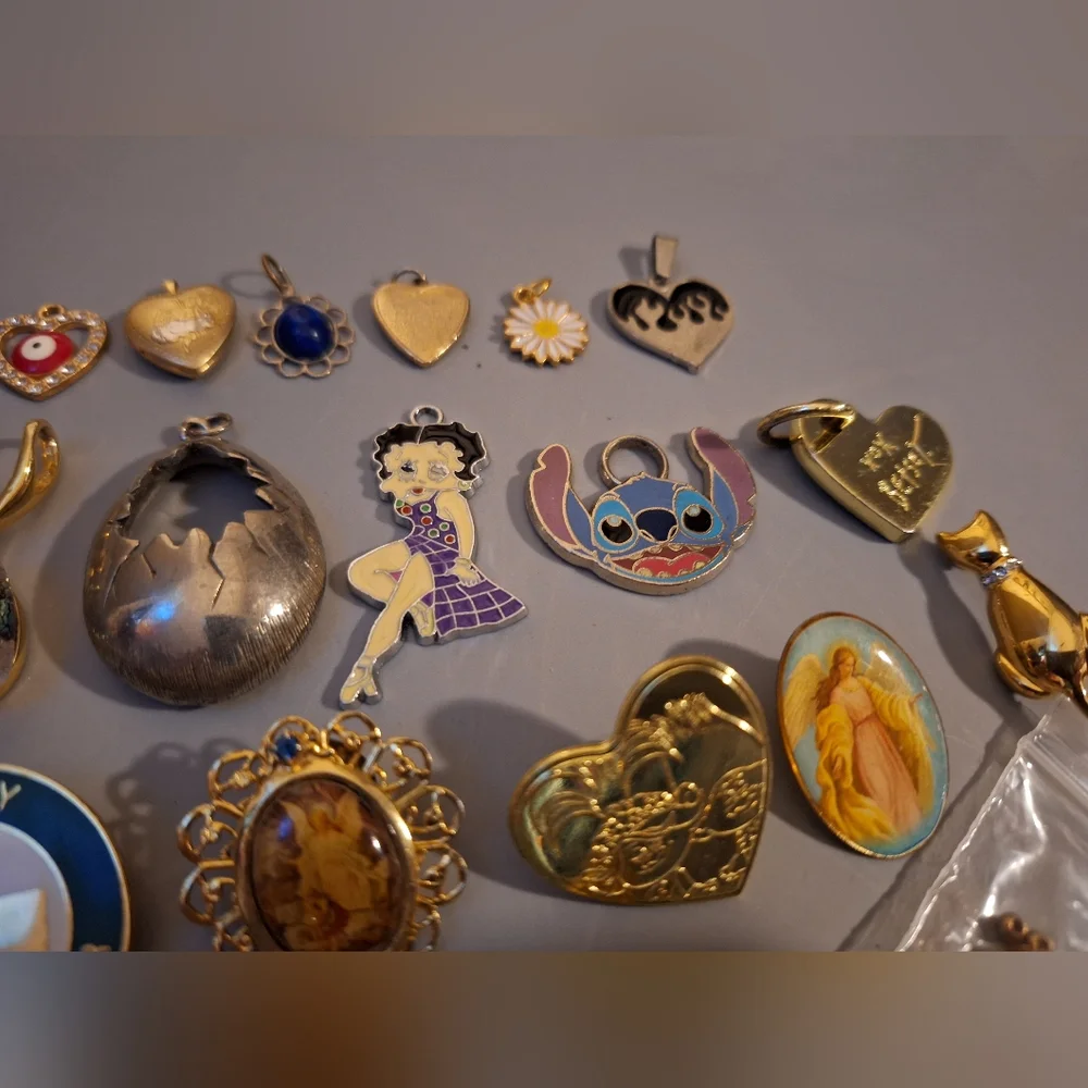 Pin/Charm Lot - Picture 2 of 8